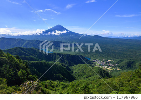 夏季富士山和藍天的壯麗景色（來自山梨縣小嶽山） 117967966