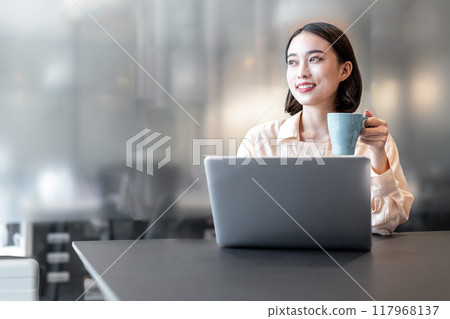 女人在工作期間喝了一杯酒後感到輕鬆 117968137