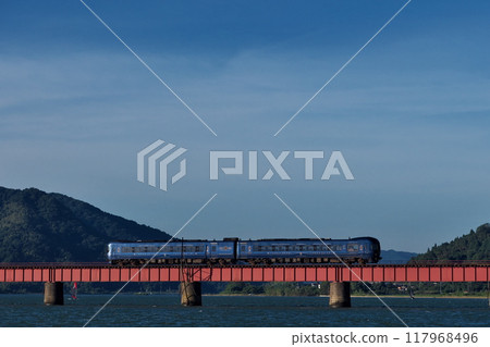 跨越由良川大橋「丹後海」的京都丹後鐵道 跨越由良川大橋「丹後海」的京都丹後鐵道 117968496