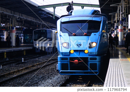 883系列「索尼克」和811系列車在博多站(JR九州)等待出發 883系列「索尼克」和811系列車在博多站(JR九州)等待出發 117968794