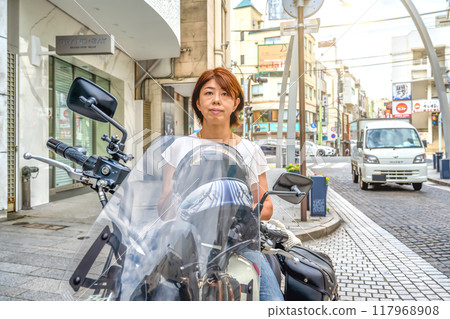 騎著美式大摩託來到橫濱元町商店街的女騎手 騎著美式大摩託來到橫濱元町商店街的女騎手 117968908