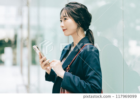 有智能手機的女商人 117969099