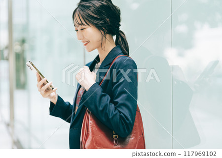 有智能手機的女商人 117969102