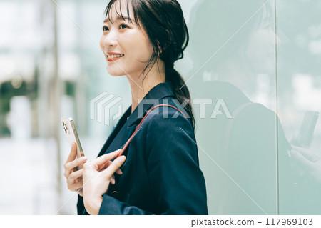 有智能手機的女商人 117969103