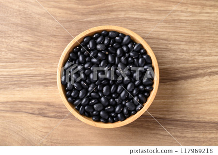 Black bean in bowl on wooden background, Table top view 117969218