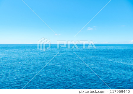 Blue sea and blue sky 117969440