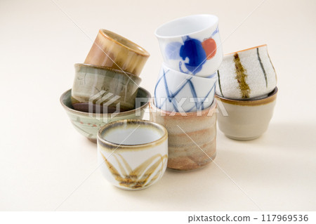 淺金色背景紙上的幾種清酒禦町子 117969536