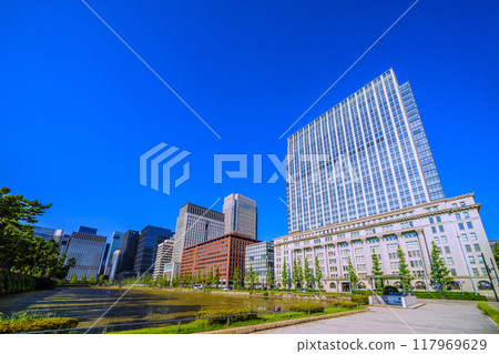 日本東京城市景觀二重橋前（丸之內）站 2 號入口和 Baba Sakimon 的景觀。左後方是大手町方向 117969629