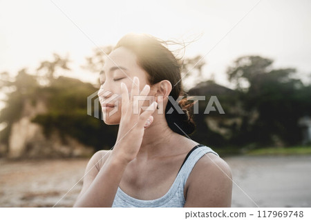 日本年輕女性在海邊做皮膚護理 117969748