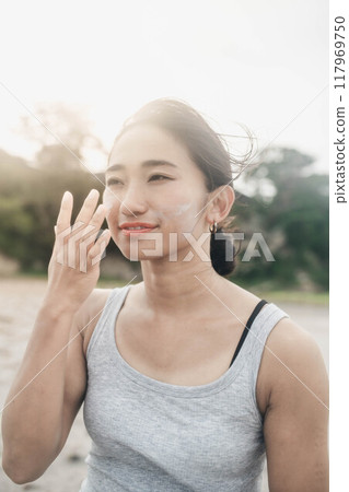 日本年輕女性在海邊做皮膚護理 117969750