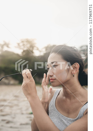 日本年輕女性在海邊做皮膚護理 117969751