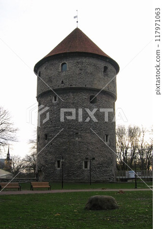 Medieval tower and museum Kiek in de Kok in park on hill Toompea in Tallinn, Estonia 117971063