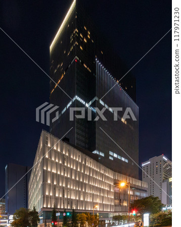 大阪JP塔(KITTE Osaka)的夜景,與JR大阪站直接相連,矗立在舊大阪中央郵局的舊址上。 大阪JP塔(KITTE Osaka)的夜景,與JR大阪站直接相連,矗立在舊大阪中央郵局的舊址上。 117971230