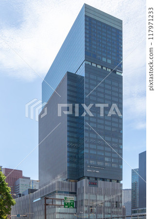 晴天時的大阪 JP 塔（KITTE Osaka）外觀，與 JR 大阪站直接相連，位於舊大阪中央郵局舊址上。梅田車站附近 117971233