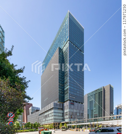 晴天時的大阪 JP 塔（KITTE Osaka）外觀，與 JR 大阪站直接相連，位於舊大阪中央郵局舊址上。梅田車站附近 117971250