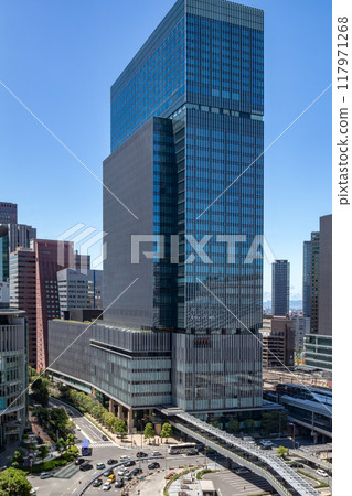 晴天時的大阪 JP 塔（KITTE Osaka）外觀，與 JR 大阪站直接相連，位於舊大阪中央郵局舊址上。梅田車站附近 117971268