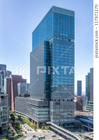 晴天時的大阪 JP 塔(KITTE Osaka)外觀,與 JR 大阪站直接相連,位於舊大阪中央郵局舊址上。梅田車站附近 晴天時的大阪 JP 塔(KITTE Osaka)外觀,與 JR 大阪站直接相連,位於舊大阪中央郵局舊址上。梅田車站附近 117971270