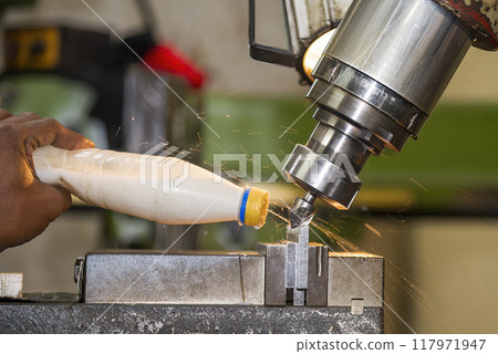 The angle milling process on NC milling machine with liquid coolant method. 117971947