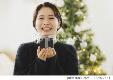 聖誕樹和婦女 117972481