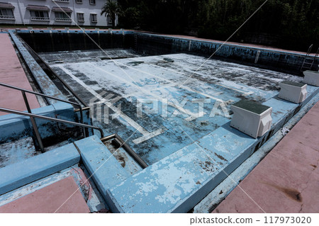沒有水的破損水池、詭異深邃的游泳洞、廢棄的跳水池、 117973020