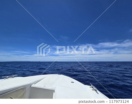 Parasailing in the Kerama Islands, Okinawa Prefecture in summer 117973124