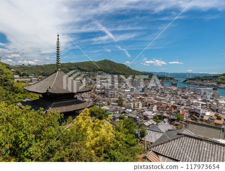 The three-story pagoda of Tenneiji Temple and the townscape of Onomichi The three-story pagoda of Tenneiji Temple and the townscape of Onomichi 117973654
