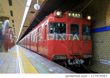 名鐵100系列車在鶴舞線丸之內站停靠 117978367