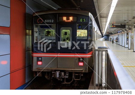 名古屋市營地下鐵櫻通線6050號列車在丸之內站停靠 117978408