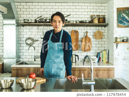 一個男人在廚房裡 117978454