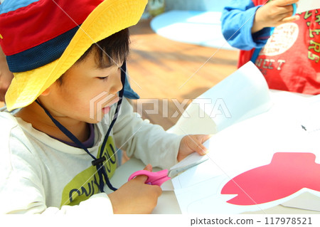 Kindergarten children doing crafts 117978521