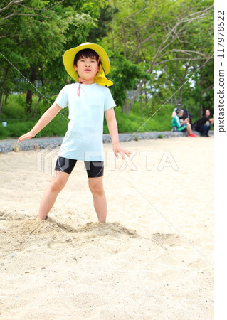 Children playing on the beach 117978522