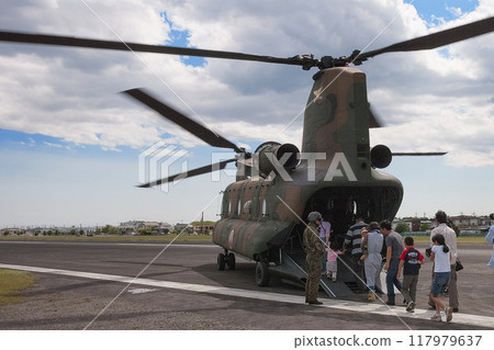 日本陸上自衛隊 CH-47J 支奴干上的平民 117979637