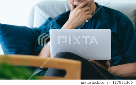 中間男性看個人電腦 117981366