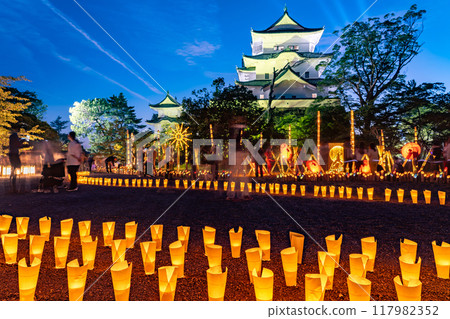 三重縣伊賀市伊賀上野城夏季點燈活動期間,天守閣和主圍周圍的燈光一字排開 三重縣伊賀市伊賀上野城夏季點燈活動期間,天守閣和主圍周圍的燈光一字排開 117982352