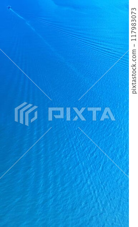 小船，漣漪和藍色的大海 117983073