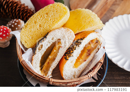 Sweet potato bean paste bread 117983191
