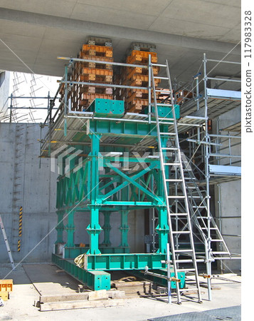 Temporary support for bridge girders using steel sandals 117983328