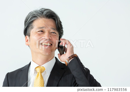 Businessman talking on a smartphone 117983556