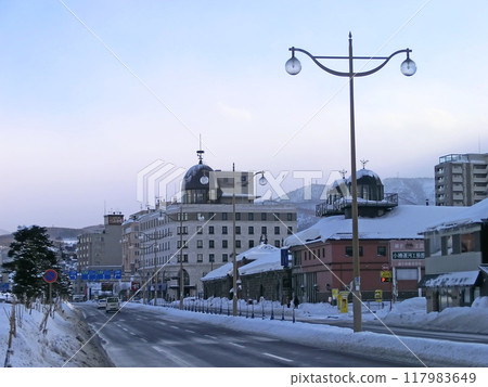 北海道小樽港口沿岸的街景 117983649