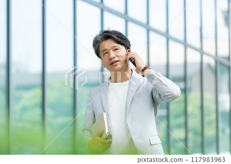 在移動中打電話的創作者 117983963