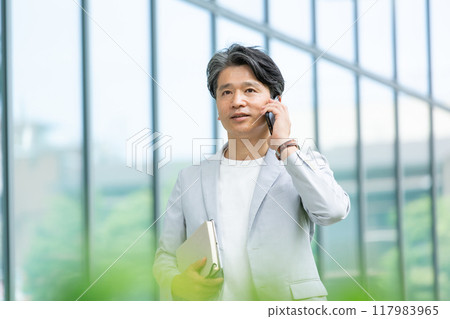 在移動中打電話的創作者 117983965