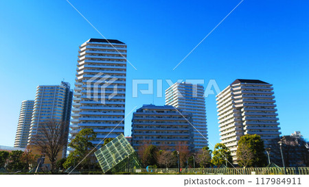 Building group and blue sky scenery in the direction of the west exit of Kawaguchi Station in Kawaguchi City, Saitama Prefecture 117984911