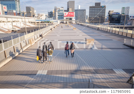 [Japan] An outdoor pedestrian walkway over the train tracks in Ueno, Tokyo 117985091