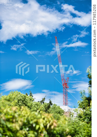 塔吊在藍天下建造高樓的風景 117985208