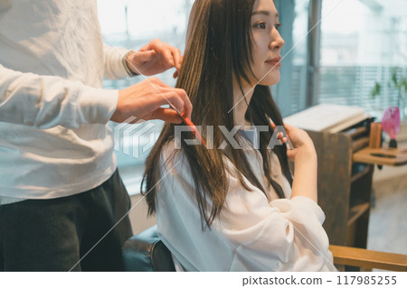 beautician, beauty artist, coiffeur 117985255