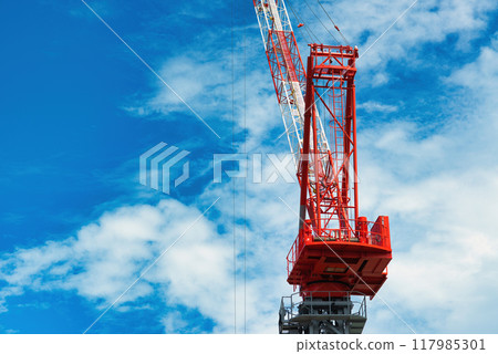 塔吊在藍天下建造高樓的風景 117985301