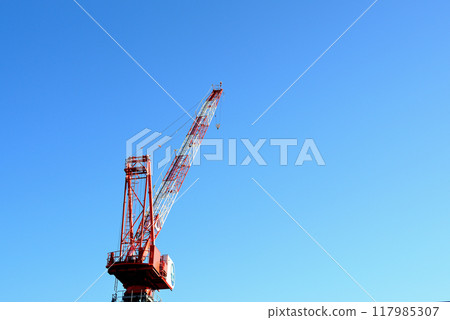 塔吊在藍天下建造高樓的風景 117985307