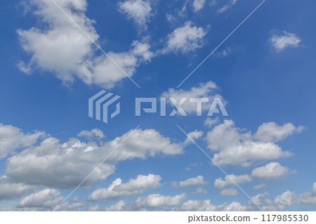 Shape of clouds floating in the blue sky [background material] 117985530
