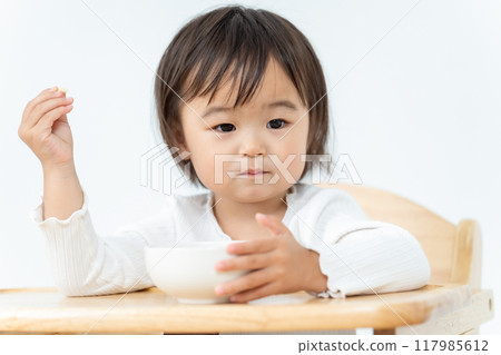 A girl who eats a snack 117985612