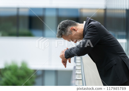 一位沮喪的商人擔心 117985789